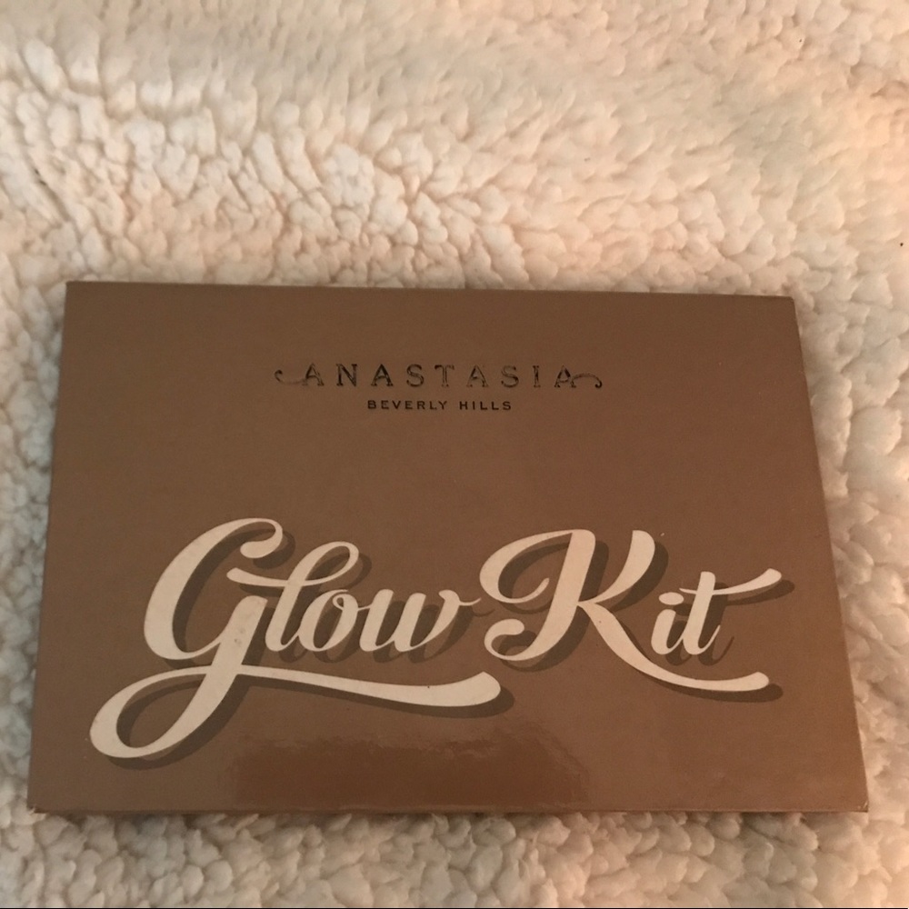 Gorgeous gorgeous Anastasia glow kit!!!😍✨